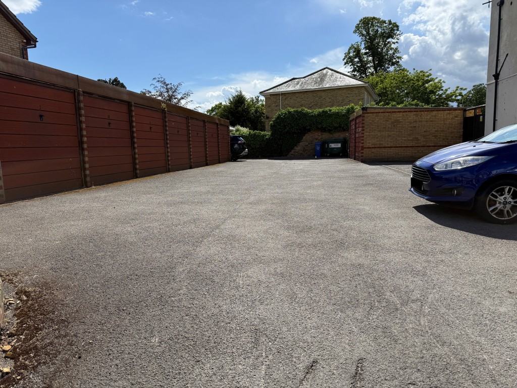 Lot: 128 - TWO-BEDROOM FLAT WITH GARAGE IN NEED OF UPDATING - Garages in compound with driveway